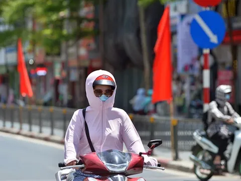 Miền Bắc nắng nóng 2 ngày rồi lại chuyển mưa to "lạ thường"