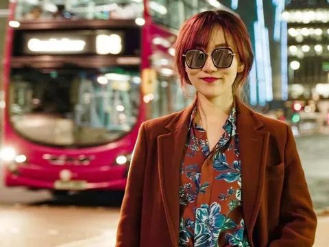 Nữ diễn viên có bằng thạc sĩ vẫn đi làm phục vụ nhà hàng, phát tờ rơi ngoài đường