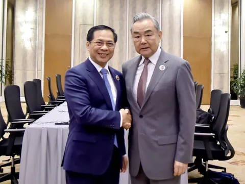 Bộ trưởng Ngoại giao Trung Quốc chúc mừng Việt Nam triển khai thành công cuộc cách mạng tinh gọn bộ máy