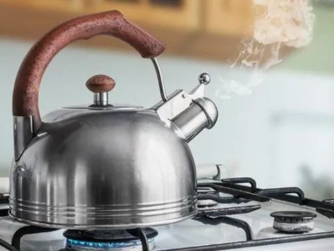 Đang ngủ, người đàn ông bất ngờ bị vợ dội nước sôi lên người