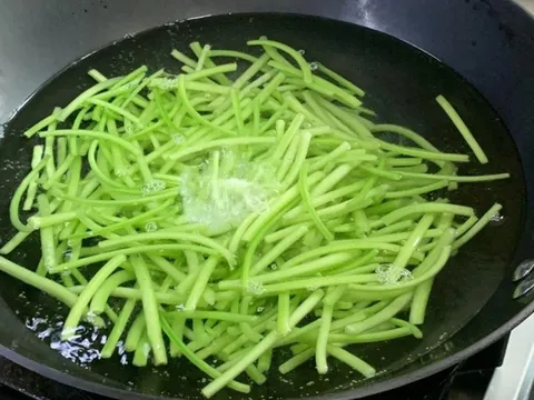 Đừng chỉ ăn củ, lá loại cây này quý như "nhân sâm người nghèo", ở quê rất nhiều bỏ qua quá phí