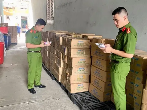 Phát hiện 2 công ty sản xuất, buôn bán cồn y tế giả quy mô lớn