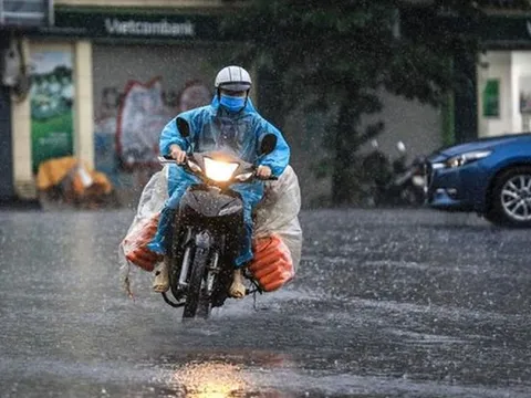 Miền Bắc đón nắng nóng, mưa to vẫn "rình rập" vào chiều tối