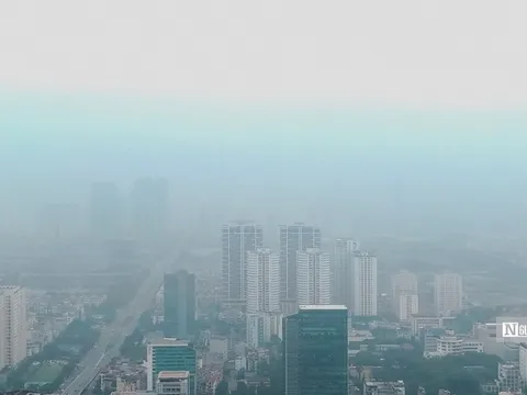 Giữa trưa, bầu trời Hà Nội vẫn mù mịt vì ô nhiễm