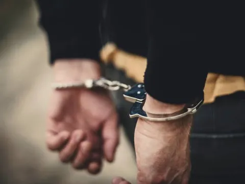 Thực thi công vụ và lợi dụng công vụ