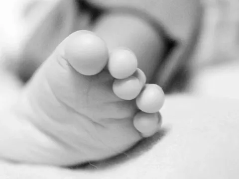 Người phụ nữ uống rượu say, đè con trai 2 tháng tuổi tử vong