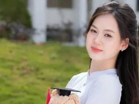 Thủ khoa đạt điểm tuyệt đối 3 môn Toán - Lý - Hóa gây "bão" MXH vì xinh như hotgirl