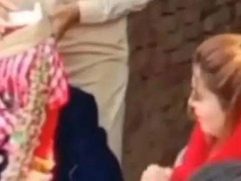 Cô dâu 20 tuổi ngất xỉu khi nhìn thấy mặt chú rể 69 tuổi trong ngày cưới