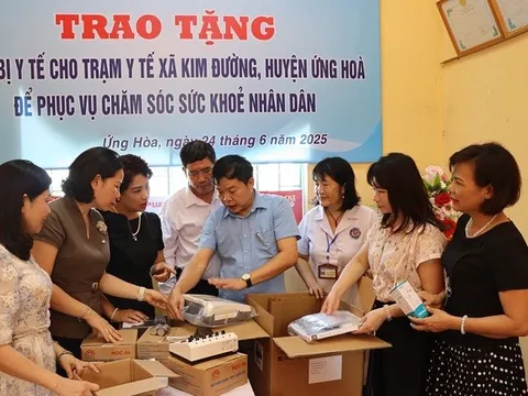 Báo Phụ nữ Thủ đô trao thiết bị y tế trị giá 100 triệu đồng
