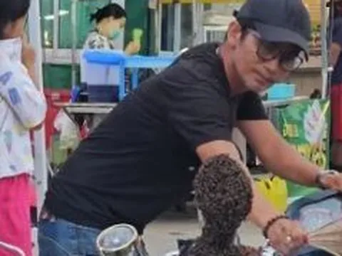 Đi ăn rồi quay lại, người đàn ông chứng kiến cảnh tượng nổi da gà trên xe máy