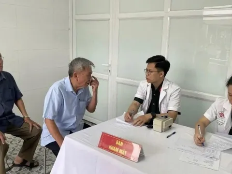 Xã Bất Bạt thăm, khám sức khoẻ cho đối tượng chính sách nhân dịp kỷ niệm 78 năm Ngày Thương binh - Liệt sĩ