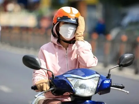 Miền Bắc nắng nóng đỉnh điểm đến 38 độ, rồi lại đón mưa to "lạ thường"
