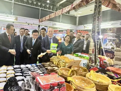 Mở rộng thị trường, quảng bá sản phẩm thế mạnh của hai nước Việt Nam, Lào