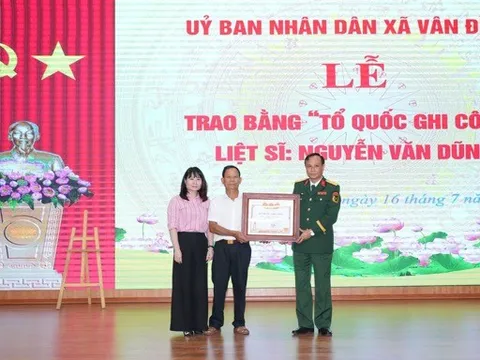Xã Vân Đình trao Bằng “Tổ quốc ghi công” liệt sĩ Nguyễn Văn Dũng cho thân nhân liệt sĩ