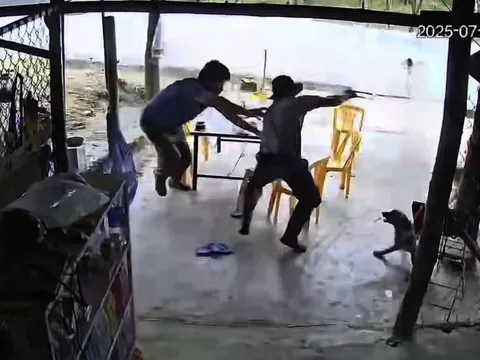Bị nhắc nhở vì xích mích nhẹ, 8X đâm người khác trọng thương