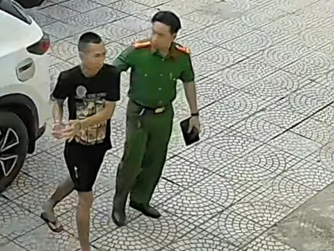 Kẻ rút dao đâm người vì mâu thuẫn trong việc xưng hô ra đầu thú