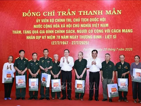 Chủ tịch Quốc hội tri ân các anh hùng liệt sĩ, người có công tại tỉnh Thái Nguyên