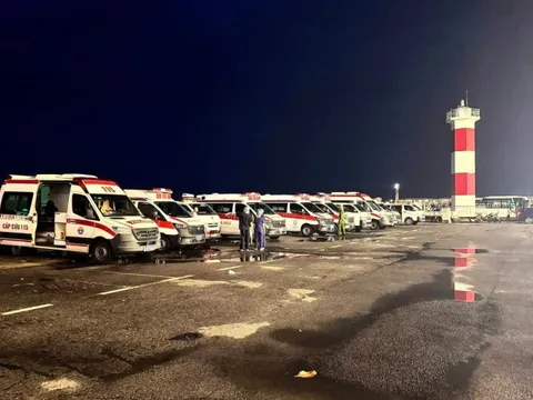 Cấp cứu, điều trị kịp thời các nạn nhân vụ đắm tàu du lịch tại Quảng Ninh