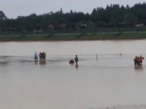 Công an Quảng Ngãi cứu sống 2 anh em suýt đuối nước trên sông Đăk Bla