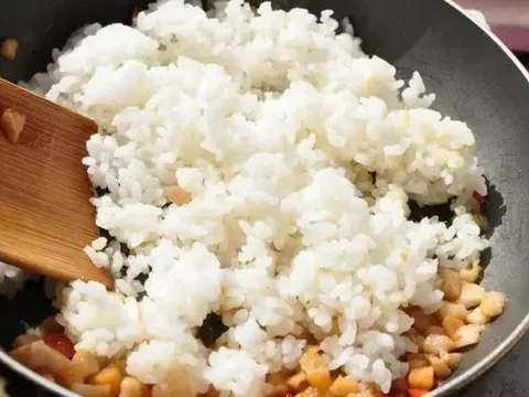 Người đàn ông 50 tuổi nguy kịch sau khi ăn cơm rang trứng