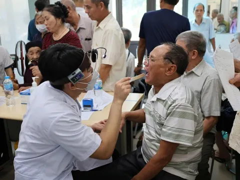 Khám bệnh, tư vấn sức khỏe, cấp thuốc cho hơn 700 đối tượng chính sách tại xã Mê Linh