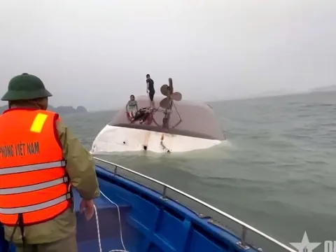 Bộ đội Biên phòng đang khẩn trương cứu tàu khách bị lật trên Vịnh Hạ Long