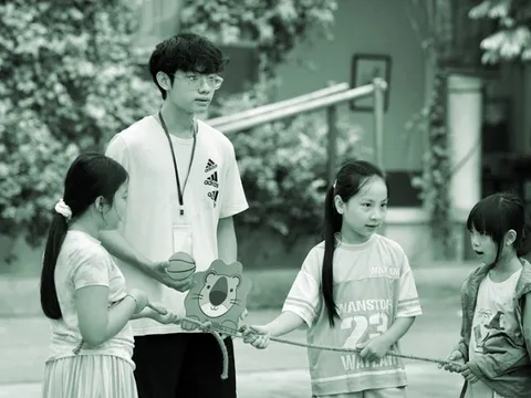 Học sinh phổ thông mở trại hè cho các em nhỏ