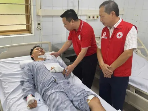 Thăm hỏi, hỗ trợ các nạn nhân vụ lật tàu du lịch tại Vịnh Hạ Long