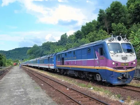 Dừng chạy tàu hỏa chở khách, ngưng nhận hàng hóa tại cảng biển