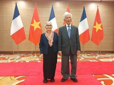 Hai nhà khoa học gốc Việt thăng hạng Huân chương Bắc đẩu bội tinh lên hạng Sỹ quan