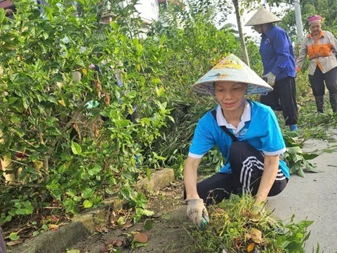 Hội Liên hiệp Phụ nữ và Hội Nông dân xã Gia Lâm ra quân vệ sinh môi trường
