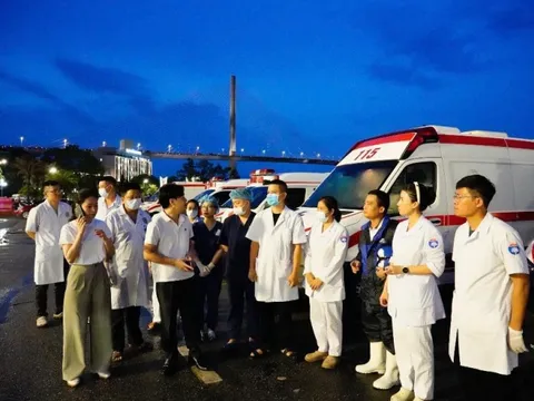 Nỗ lực cứu chữa các nạn nhân vụ lật tàu trên Vịnh Hạ Long