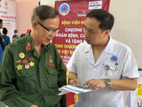 Bệnh viện Hữu Nghị khám, cấp phát thuốc miễn phí cho 300 đối tượng chính sách tại Lào Cai