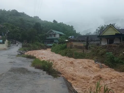 Nghệ An xuất hiện lũ quét, cuốn trôi cầu và nhiều nhà dân