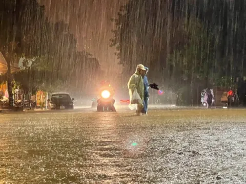Bão số 3 Wipha mạnh lên "chóng mặt", cách đất liền 86 km