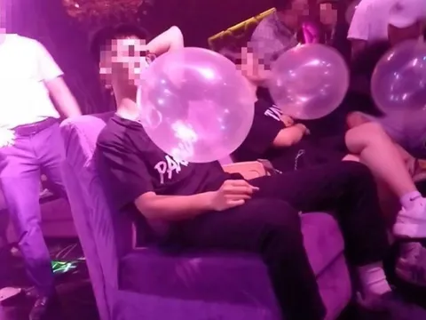 Hít hơn 50 quả bóng cười, thanh niên 20 tuổi cầu cứu bác sĩ