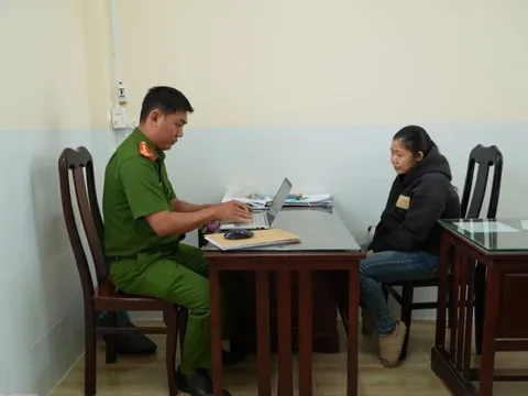 Bắt người phụ nữ chuyên mua bia không "trả tiền"