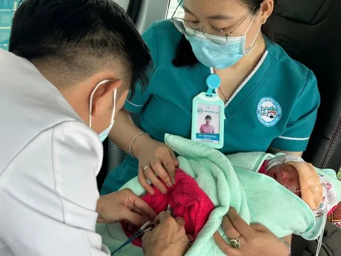 Khen thưởng ekip vượt 100km cấp cứu thành công cho em bé sinh non người Lào