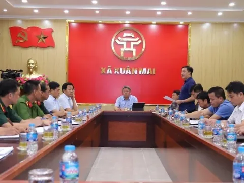 Phó Chủ tịch UBND TP Hà Nội Nguyễn Mạnh Quyền kiểm tra công tác ứng phó với cơn bão số 3 tại xã Xuân Mai và Trần Phú