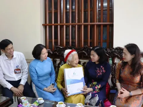 Thăm, tặng quà, tri ân Mẹ Việt Nam Anh hùng, người có công, gia đình chính sách tại phường Chương Mỹ