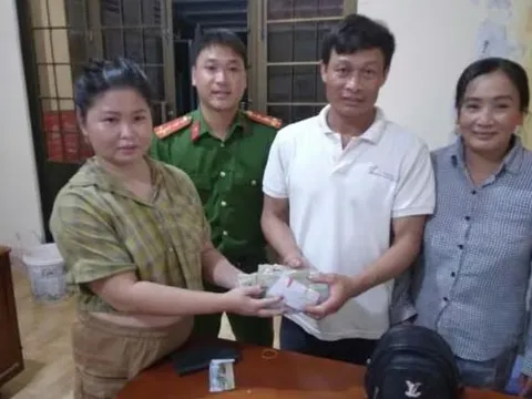 Trên đường đi làm, hai vợ chồng nhặt được ba lô chứa nhiều tiền mặt