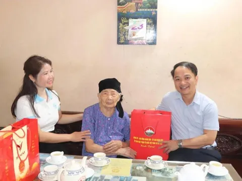 ​ Bí thư Đảng uỷ, Chủ tịch HĐND xã Bất Bạt thăm, tặng quà Mẹ Việt Nam Anh hùng
