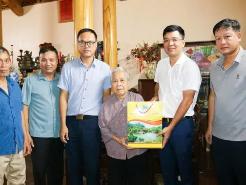 Lãnh đạo xã Quốc Oai thăm hỏi, động viên gia đình chính sách nhân kỷ niệm 78 năm Ngày Thương binh – Liệt sĩ