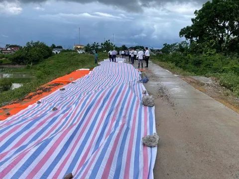 Hà Nội: Hạn chế lưu thông qua tuyến đê bị sụt lún