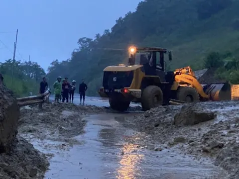 Tiếp tục ứng trực 24/24 trên các tuyến quốc lộ nguy cơ sạt lở cao