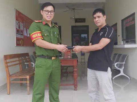 Đi đám cưới về nhặt được hơn 21 triệu tiền đánh rơi, anh nông dân nhờ công an tìm trả lại chủ nhân