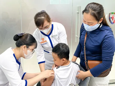 Sốt xuất huyết tăng mạnh, chuyên gia khuyến cáo tiêm vắc xin để phòng biến chứng nặng