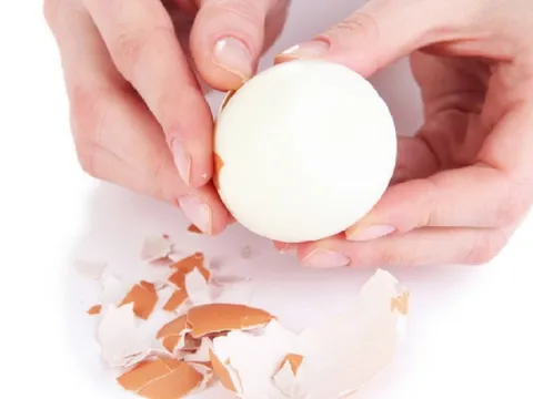 Luộc trứng thả thêm thứ này vào nồi, trứng dễ bóc vỏ lại vàng ươm bắt mắt