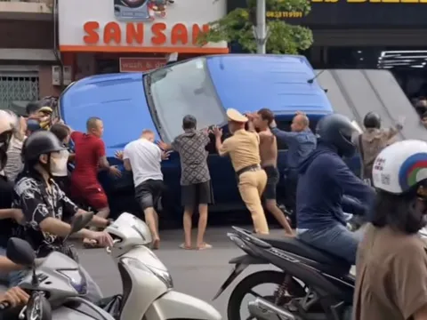 Xe bán tải tông 7 xe máy ở Hà Nội, người dân khênh xe cứu nạn nhân