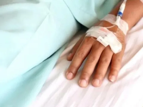 Thiếu nữ 16 tuổi nguy kịch vì chỉ ăn rau, uống thuốc nhuận tràng suốt 2 tuần